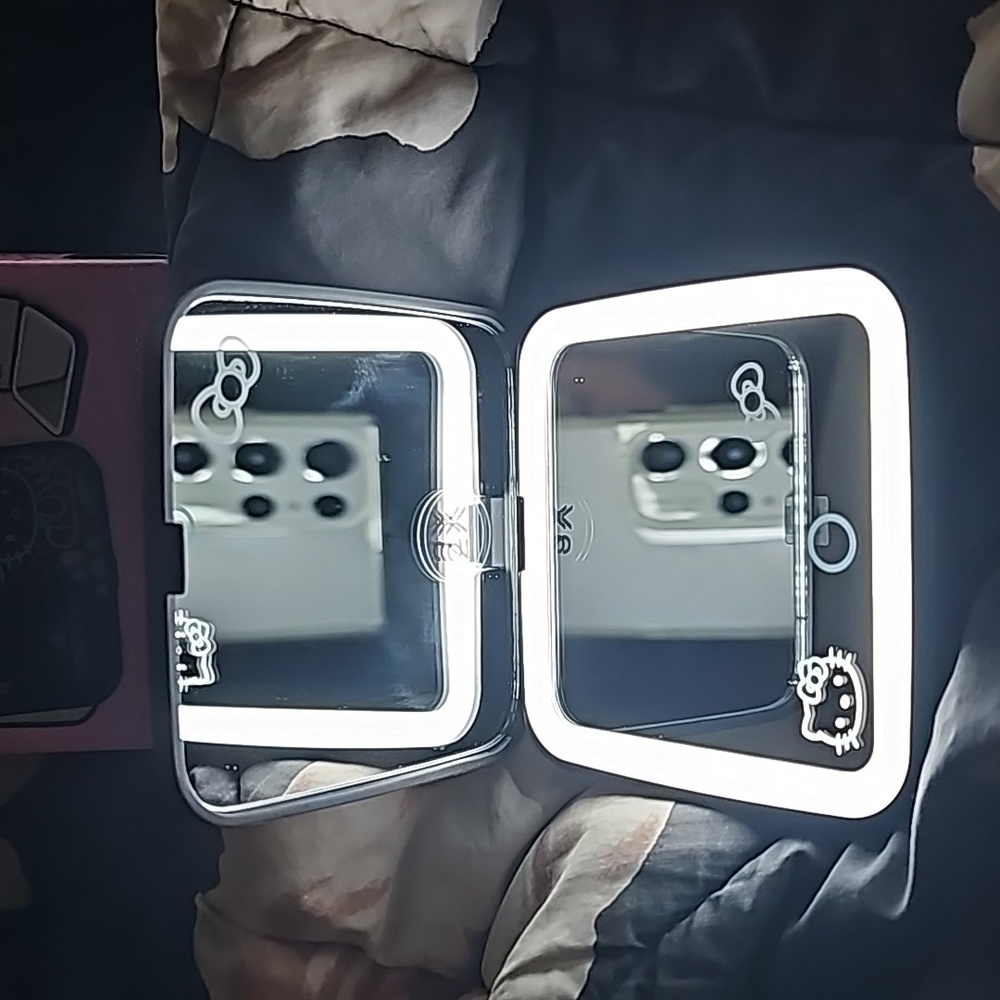 Hello Kitty Compact Mirror - Picture 3 of 4
